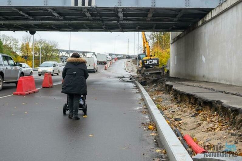 Знаки на стройке возле моста по улице Суворова
