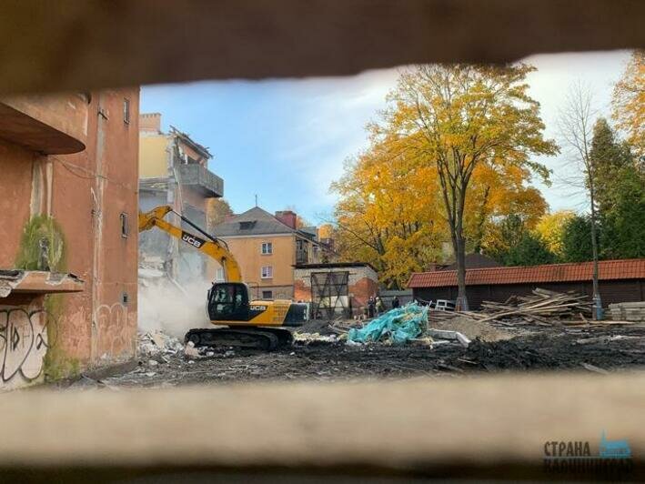Здание поликлиники начали ломать