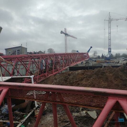 В Пионерском упал строительный кран. Два рабочих попали в больницу с травмами