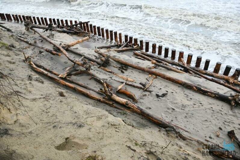 Песок смыло практически по всему побережью