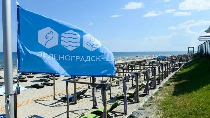 На балтийских пляжах подняли синие флаги