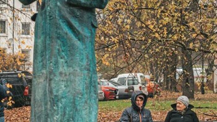 Достоевского породнили с патиной 