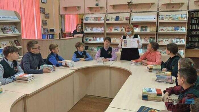 Гимназия Советска получила  в подарок книги