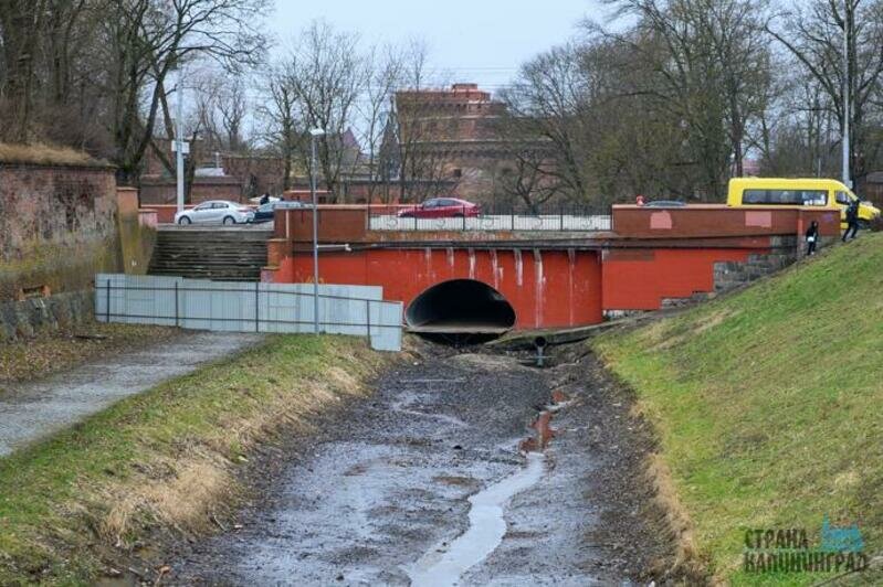 Проход на пешеходную тропинку закрыли из-за чистки водоема