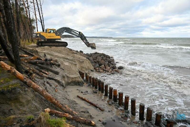 Песок смыло практически по всему побережью