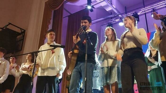  Ребята подпевают Степану Стульневу | Фото автора