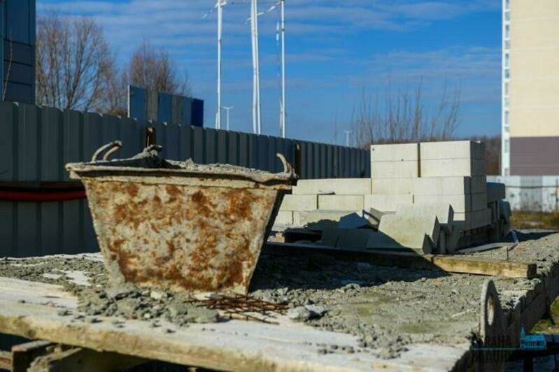 Опасный недострой стал местом игр для подростков 
