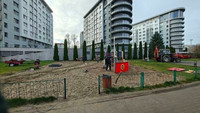 Детская площадка переезжает из одного парка в другой – из Гагарина в Южный