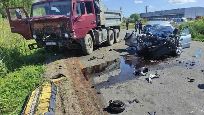 Под Гусевом грузовик врезался в легковушку (обновлено)