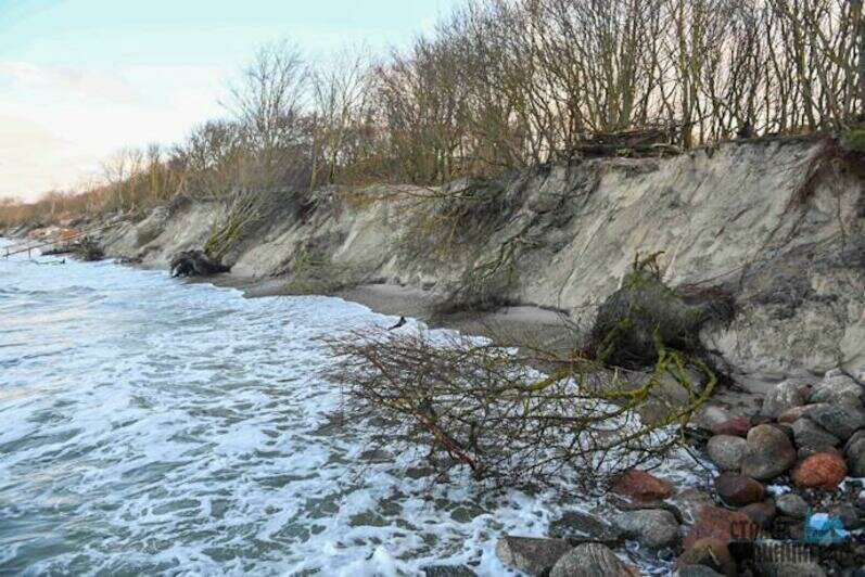 Песок смыло практически по всему побережью