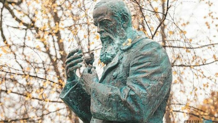 Достоевского породнили с патиной 