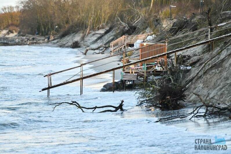 Песок смыло практически по всему побережью