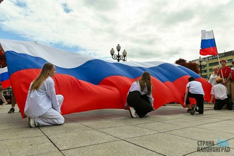 В Калининграде День флага России отметили флешмобом
