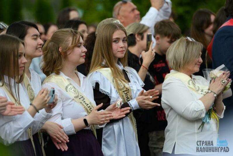 Последний звонок: вальс и улыбки