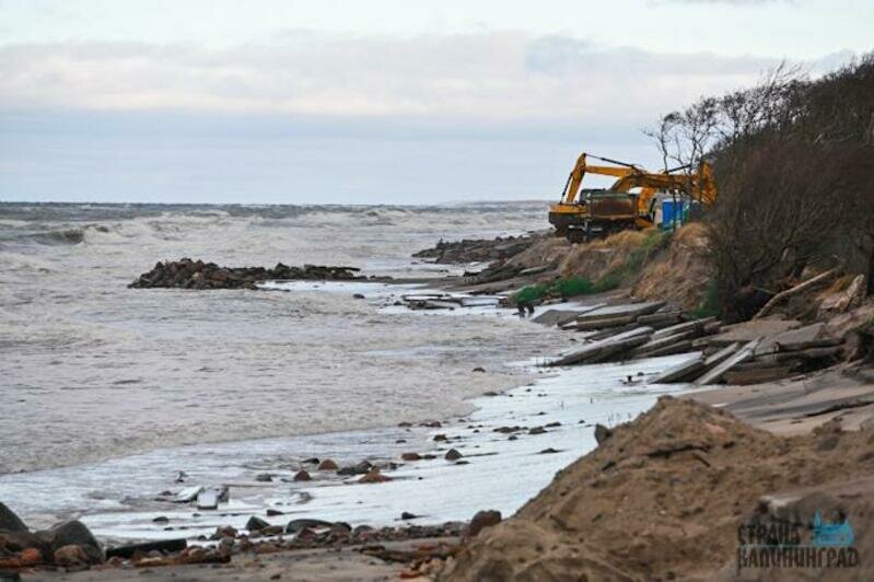 Песок смыло практически по всему побережью
