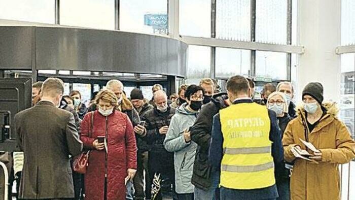 Очереди в торговых центрах  из-за QR-кодов и изоляция губернатора