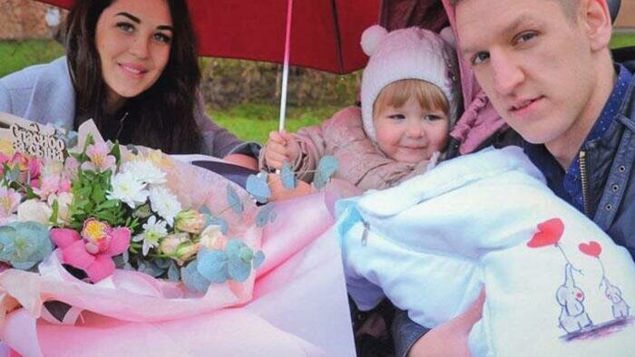 Милана встает на ножки и нянчит братика