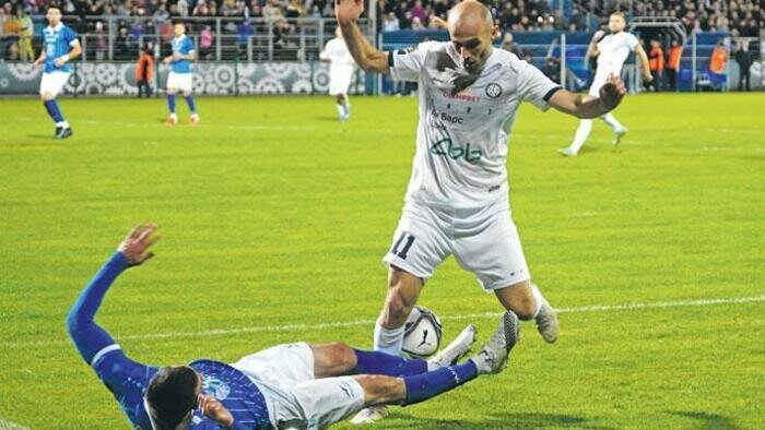 «КАМАЗ» не смог переехать «Балтику»