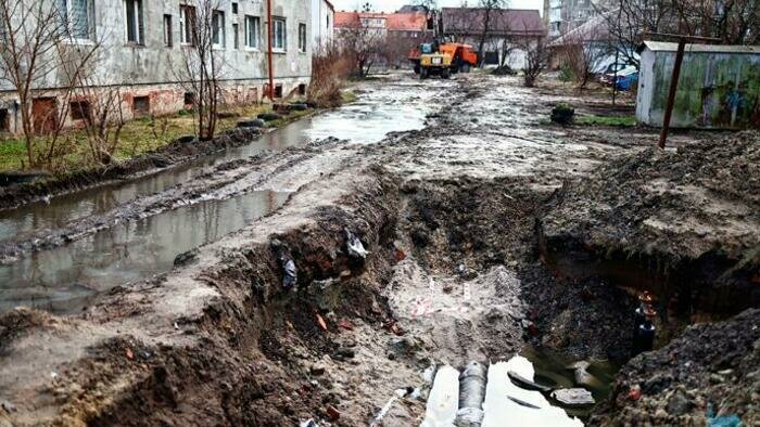 В Калининграде ребёнка чуть не засосала траншея с грязью.  ЧП занялась прокуратура