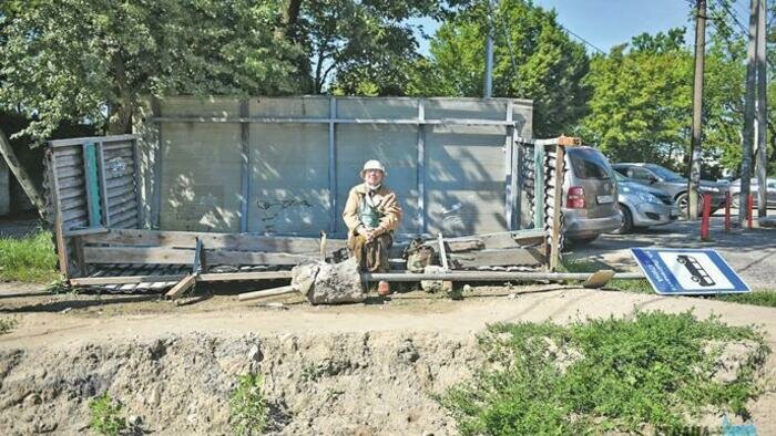 «Приходится стоять под дождем и на солнцепеке» 