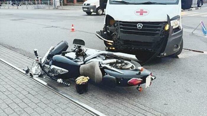 Мотоциклиста сбила  спешившая на вызов скорая.  А ребёнок на электросамокате сшиб маму с младенцем в коляске