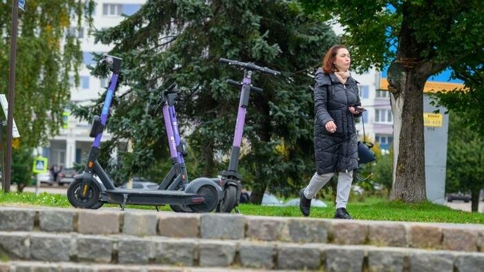Первые штрафы получили самокатчики за брошенный транспорт