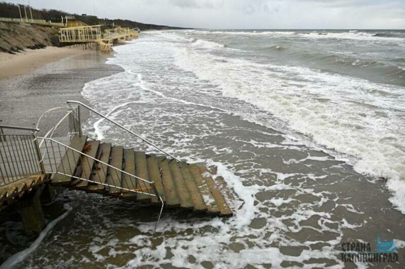 Песок смыло практически по всему побережью