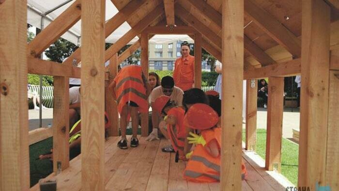 Дети учились строить дома и создавать витражи 