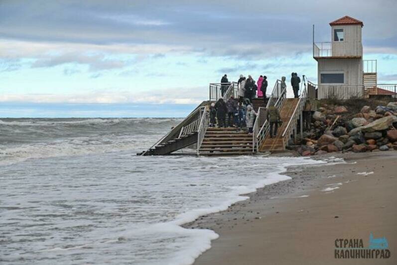 Песок смыло практически по всему побережью