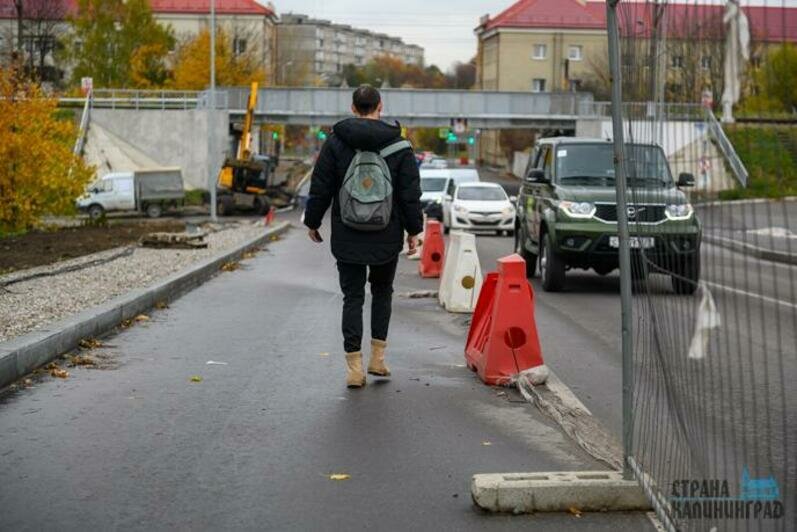 Знаки на стройке возле моста по улице Суворова