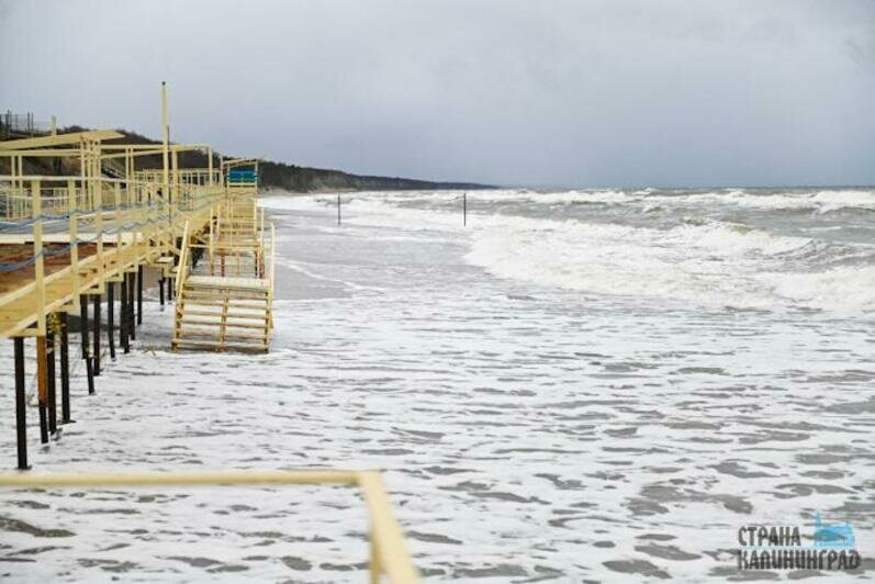 Песок смыло практически по всему побережью