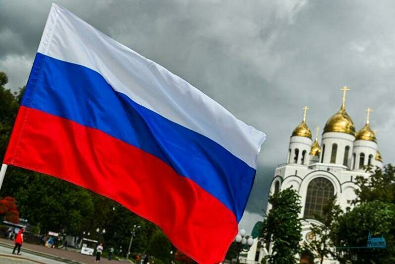 В Калининграде День флага России отметили флешмобом