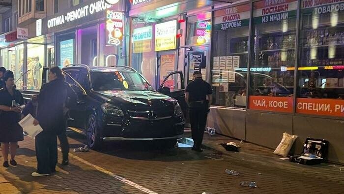 В центре Калининграда водитель под наркотиками на дорогой машине снес людей на тротуаре. Дополнено