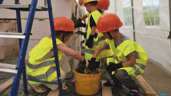 Дети учились строить дома и создавать витражи 