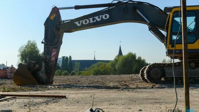 Вокруг разобранного Дома Советов начали демонтировать забор. Освободившееся место отдадут под парковку