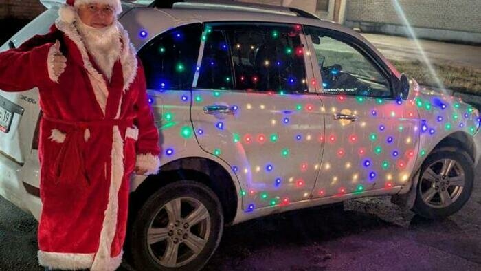 В калининградском такси появился водитель - Дед Мороз. Его машина украшена 600 лампочками