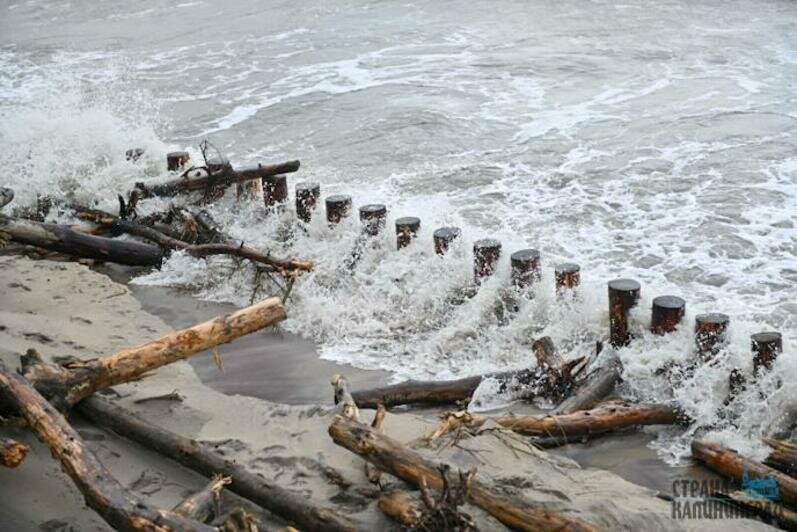 Песок смыло практически по всему побережью