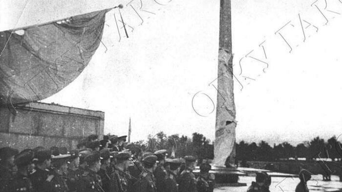 Гранитная стела  взметнулась на 26 метров