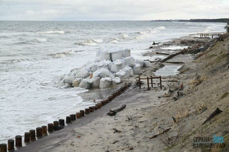 Песок смыло практически по всему побережью