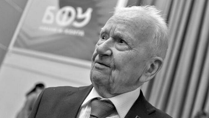 14 декабря 2022 года на 94-м году ушел из жизни доктор физико-математических наук, заслуженный деятель науки РФ, почетный профессор БФУ им. И. Канта  Владислав Степанович Малаховский