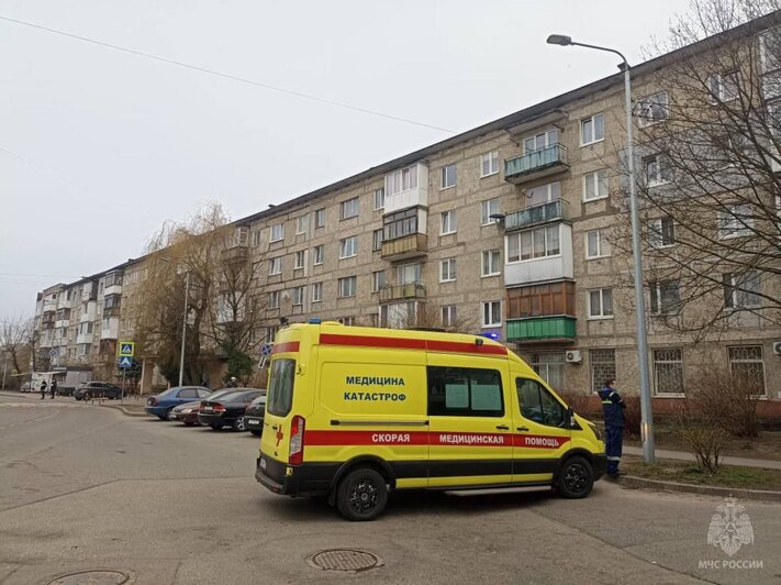 На Алданской в подвале пятиэтажки загорелся мусор, пациентов поликлиники эвакуировали - Новости Калининграда | Фото: МЧС Калининградской области 