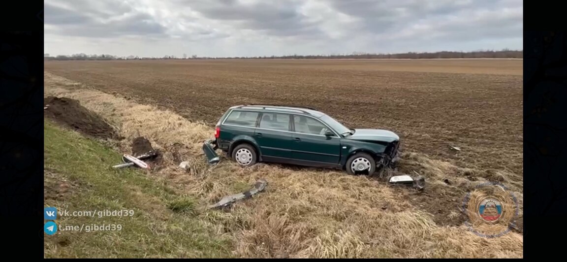 Зелёная легковушка выехала в поле между Калининградом и Полесском и опрокинулась   - Новости Калининграда | Фото: Госавтоинспекция Калининградской области