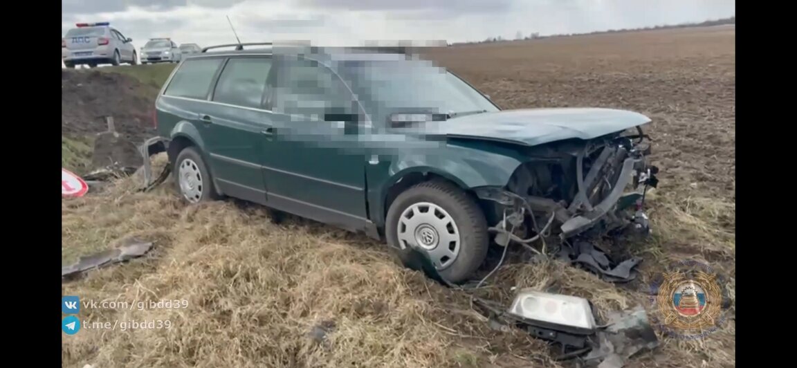 Зелёная легковушка выехала в поле между Калининградом и Полесском и опрокинулась   - Новости Калининграда | Фото: Госавтоинспекция Калининградской области
