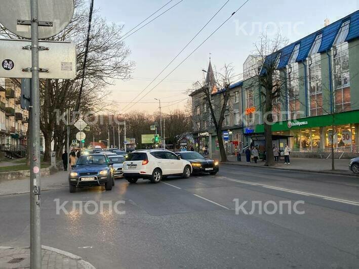 Собралась километровая пробка: в Калининграде на Мира произошло ДТП  - Новости Калининграда