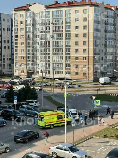 «Поехал напролом»: на Сельме автобус, объезжая ДТП, залез на газон и зацепил дорожный знак (видео)   - Новости Калининграда | Фото: очевидцы