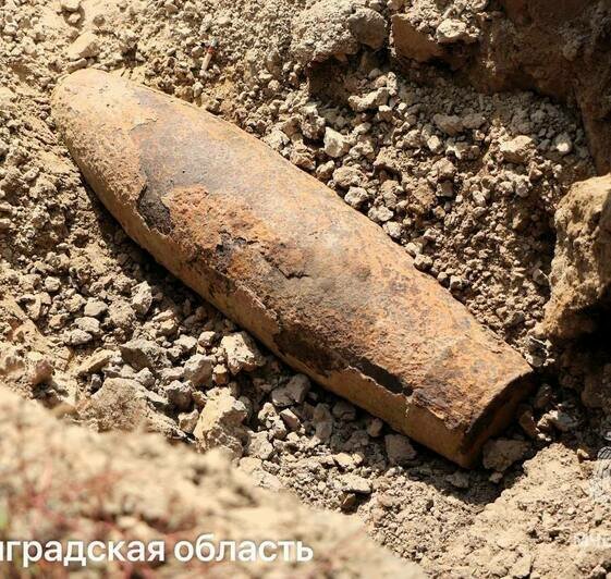 В Калининградской области фермеры наткнулись на 100-киллограмовую бомбу военных времён, когда работали в поле (фото) - Новости Калининграда | Фото: МЧС региона
