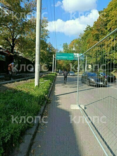 На Литовском валу пешеходов заставили уворачиваться от машин во время ремонта тротуара (видео)  - Новости Калининграда | Фото: «Клопс»