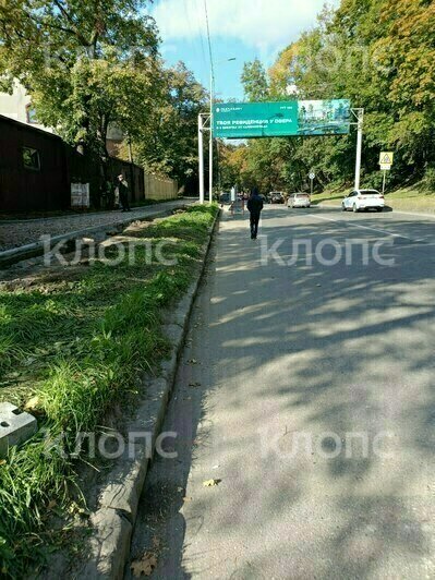 На Литовском валу пешеходов заставили уворачиваться от машин во время ремонта тротуара (видео)  - Новости Калининграда | Фото: «Клопс»