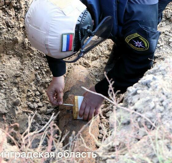 В Калининградской области фермеры наткнулись на 100-киллограмовую бомбу военных времён, когда работали в поле (фото) - Новости Калининграда | Фото: МЧС региона