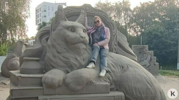 Директор фестиваля у одной из своих любимых работ | Фото: из архива Алёны Петровой